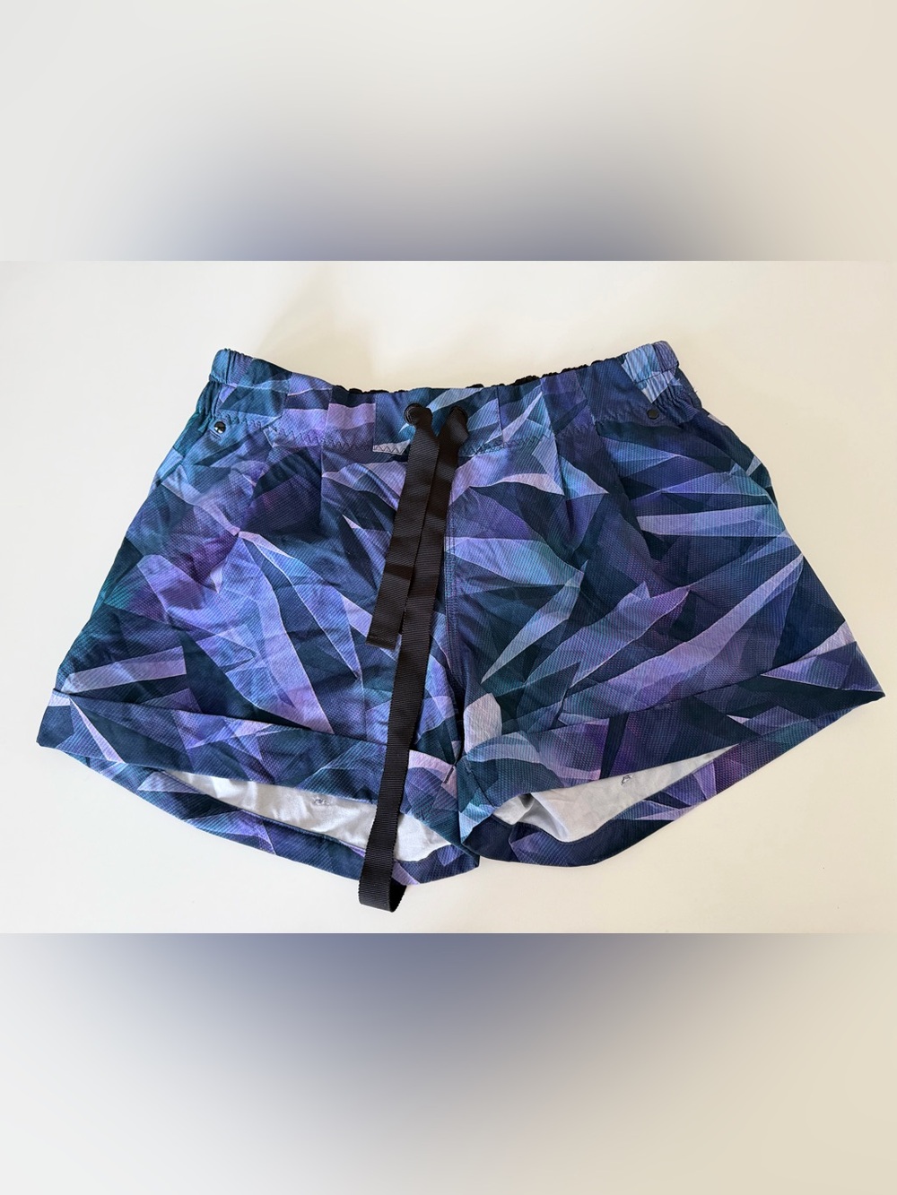 lululemon athletica cuffed beach shorts size 8
